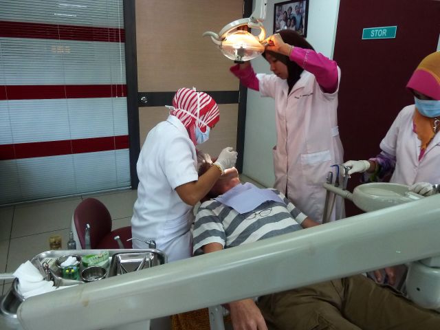 Lorenz erhält eine Zahnkrone in der Zahnarztpraxis.
